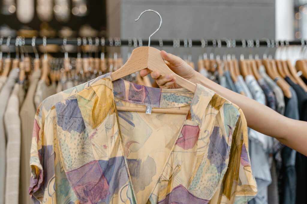 Foto van blouse voor blog over het vinden van de beste stoffen voor upcycle projecten