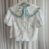 Vintage inspired blouse wit met blauwe bloemen