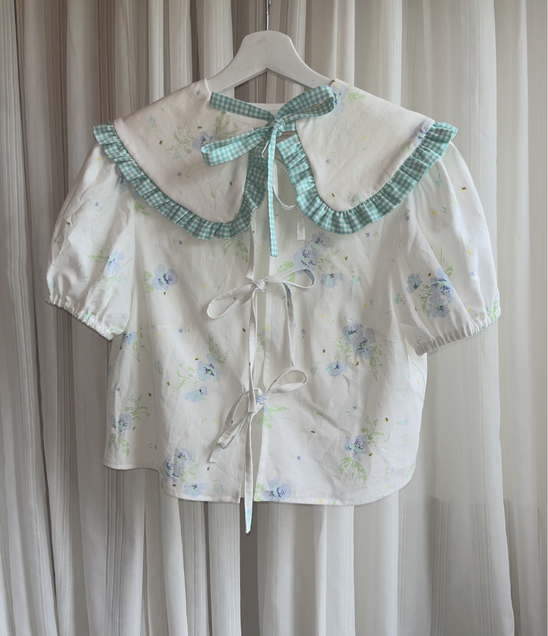 Vintage inspired blouse wit met blauwe bloemen