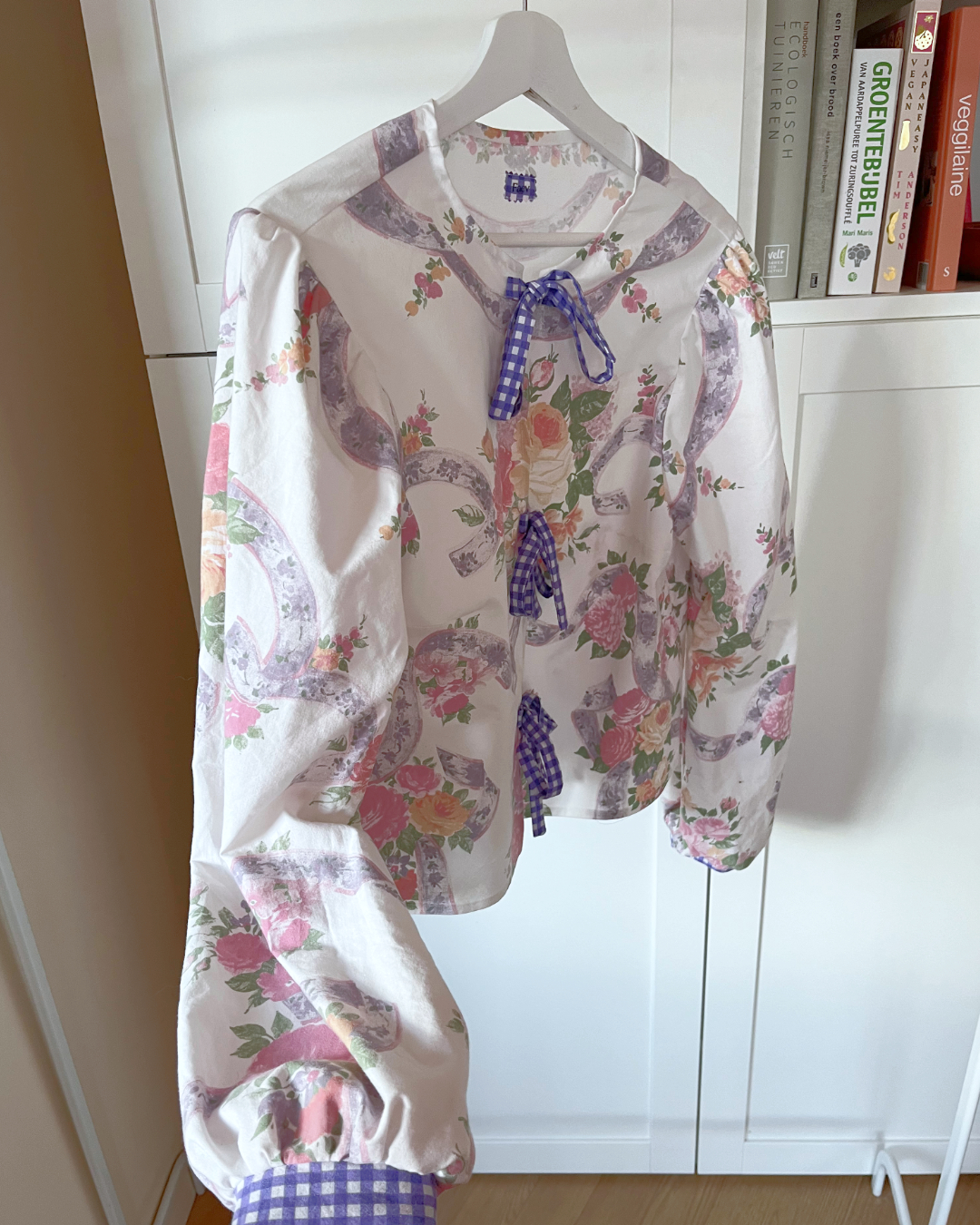Alternative view of Blouse met striksluiting met roze bloemen