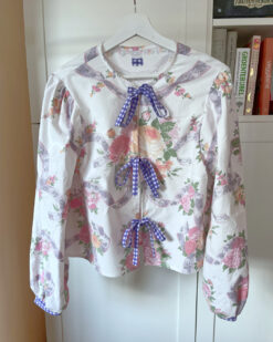 Blouse met striksluiting met roze bloemen
