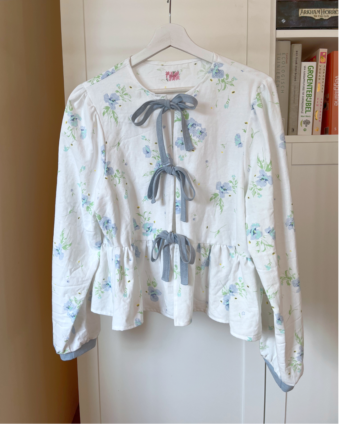 Blouse met striksluiting met blauwe bloemen