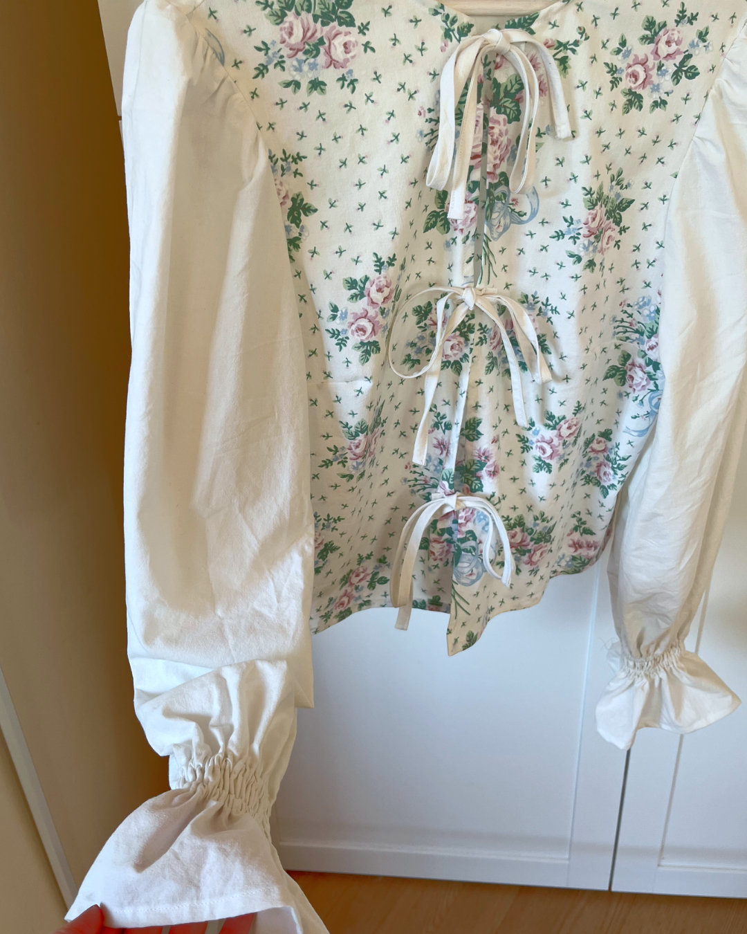 Blouse met striksluiting met bloemenprint - Afbeelding 3